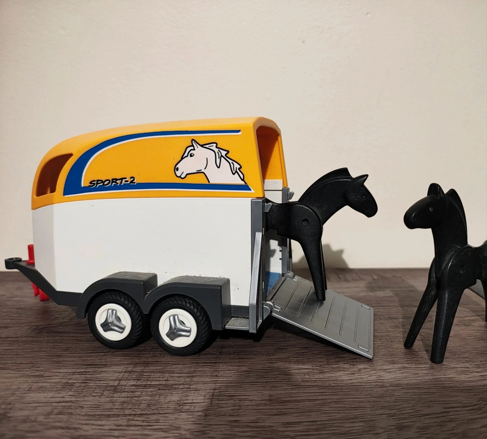 Playmobil Van d équitation 2 emplacement)  + 2 chevaux offerts
